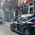 Lørdag eftermiddag meddelte Østjyllands Politi på Twitter, at politikredsen var til stede på Vesterbro Torv i Aarhus, hvor der kort forinden var sket et færdselsuheld mellem to personbiler. Foto: Presse-fotos.dk