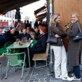 Genåbningen har sat gang i udendørsserveringen. Her på Café Det Elektriske Hjørne i Indre København. Foto: Finn Frandsen/Ritzau Scanpix