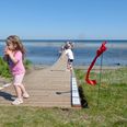 Med den nye badebro på Lystrup Strand er der endnu flere muligheder for badegæsterne. Stranden er én af i alt ni strande med Blå Flag i Norddjurs. Foto: Norddjurs Kommune
