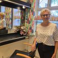 Hanne Albæk i sin salon 'Deres Frisør' i Ebeltoft. Hun har haft salonen i 48 år og ser frem til sit 50 års jubilæum i 2028. Foto: Anette Bonde.
