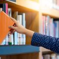 Kvinde krænket på Risskov Bibliotek. Modelfoto: Adobe Stock