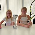 Søstrene Sia (tv.) og Dikte, henholdsvis 12 og 10 og med efternavnet Damgård Nordentoft. er begge talentfulde med en tennisketcher. Forleden hjemtog storesøster Sia det danske mesterskab i SKUM, mens lillesøster Dikte var megatæt på at hente en bronzemedalje. Foto: Lars Norman Thomsen