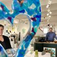 Bettina Vahle og Brian Kaltoft Hansen flyttede til den gamle gård Grevelsgaard i Fausing i 2012. Nu har de sammen fået opbygget et moderne galleri med Bettina Vahles egen glaskunst samt kunst fra omkring 50 andre kunstnere. Foto: Simon Carlson