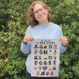 21-årige Laura Nørgaard Henriksen har tegnet bogstaverne med de truede dyr og sat dem sammen til en plakat. Bag på hvert enkelt bogstav kan man finde 'fun facts' om de enkelte dyr, som børnebibliotekar Mette Harbo fra Hadsten Bibliotek har gravet frem. Foto: PR
