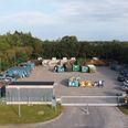 Der vil ikke ske store synlige ændringer på pladsen, da renoveringen primært omfatter tiltag, der skal sikre, at pladsen imødekommer gældende miljøkrav. Foto: Favrskov Forsyning