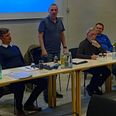 Rønde Idrætscenter med bestyrelsesformand Mogens Horne-Mortensen (stående) i spidsen er med sine kvadratmeter (to haller m.m.) klart den hal, der modtager det største driftstilskud fra Syddjurs Kommune. Foto: Lars Norman Thomsen