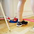 Fysioterapi hjælper godt på slidgigt i knæene. I modsætning til folks fordomme er træning faktisk den bedste behandling af let til moderat slidgigt. Altså langt bedre end kirurgi og piller. Det er også Syddjurs Kommunes filosofi. Arkivfoto