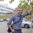 Paw Simon Krogh holder åbningstalen til Brabrand Kulturuge. Åbningen finder sted her i gården bag genbrugsbutikken ved Brabrandhus. Foto: Jeppe Rafn