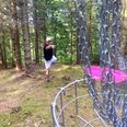 Det er Martin Frederiksen (billedet), der er træner i den nye klub. Han har været danmarksmester mere end tyve gange. I opbygningen af de 18 huller discgolf i Bidstrup Skovene har naturen hele tiden været i centrum. Derfor er der eksempelvis heller ikke fældet store træer for at lave plads til banerne. Via vildtkameraer har initiativtagerne kunnet se, at vildtet i hvert fald ikke er bange for kurvene. »De bruger dem faktisk som kløpinde,« siger Mikkel Thormod. Arkivfoto: CSJ