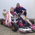 Den nykårede nordiske mester Malthe V. Hansen i sin gokart med mesterskabspokal og sammen med sin far og mekaniker Frederik Hansen. Privatfoto