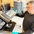 Det tager Kim Frisch i omegnen af et døgn at analysere et fingeraftryk. Metoden hedder DESI-MS og er en form for massespektometri. Foto: jr