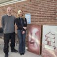 Rasmus Strøyberg og Alberte Agerskov, Arkitekttegnestuen RSSA, og Kim Withen Olesen, formand for Ebeltoft Håndværker og Borgerforening, ved indvielsen af de to værker, der skal inspirere eleverne til en mulig fremtid som håndværker. Foto: Anette Bonde.
