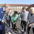 Elever på Østre Skole går løs på bolden i skolegården. Arkivfoto: Nicole Wolter
