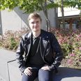 "Alt virker meget mindre, men meget af det er også det samme", siger Rasmus Albeck om hjembyen, han lige er vendt tilbage til på visit.