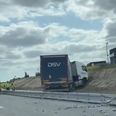 Lastbilen ramte først en betonafskærmning for så at fortsætte ud i rabatten. Foto: Presse-fotos.dk.