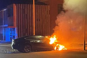 Natten til søndag brød en Tesla i brand. 