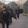 Torsdag eftermiddag omkring klokken 16 var Nordsjællands Politi massivt til stede med kampklædte betjente på en adresse i Hundested. Foto: presse-fotos.dk