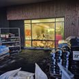 Varmen fra de antændte grillkul blev til sidst så høj, at ruden gik i stykker og udløste alarmen i butikken: Foto: 365 Discount Tranbjerg