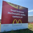 Skilte ved vejen markerer allerede, at McDonald's er på vej til Fremtidsparken ved Følle, hvilket skaber stor forventning blandt lokale og besøgende bilister. Foto Søren Melgaard