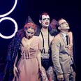 Jacob Madsen Kvols spiller hovedrollen som Dr. Frank 'N' Furter, der suger parret Brad og Janet, spillet af Marie Marschner og Mathias Flint, ind i sit ekstreme, frigjorte univers.