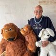 Sten Bo Andersen er her i selskab med flere af de ”behårede” lopper, som gerne vil have en ny ejer. Privatfoto