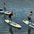 SUP-sporten brager frem. Nu kan den også prøves i Ry. Pressefoto