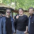 Tre af fire majestæter fanget backstage under årets Smukfest. Fra venstre er det forsanger Lasse helboe, bassist Andreas Ohn og guitarist Jeppe Vejs. Fjerdemanden, trommeslager Anders Rønne havde ikke mulighed for at deltage i interviewet. Foto: Grethe Bo Madsen
