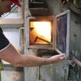 1.400 grader varm ovn varmer ler op til lecakugler. Nu skal kul erstattes af affaldstræ og CO2 udledningen halveres. Foto: Kian Johansen