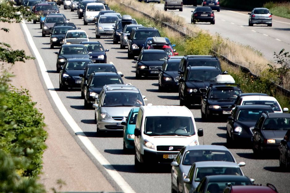 Den Østjyske Motorvej lægger lige nu asfalt til to trafikuheld på den samme strækning.