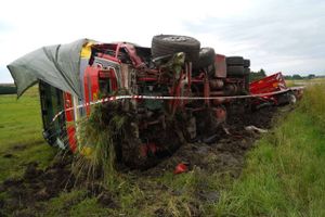 Ved en ulykke kørte personbil og lastbil frontalt sammen. Den 52-årige fører af personbilen blev dræbt på stedet.