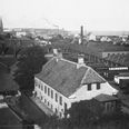 Jægergården, der har lagt navn til gaden, fotograferet omringet af DSB’s centralværksted kort før ejendommen blev nedrevet. Foto: Fotograf Edvard Monsrud, ca. 1908, Aarhus Stadsarkiv