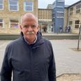 Ole Skov foran sin arbejdsplads de seneste 40 år, Hasle Skole.