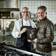 Christian Ramsgaard og Erik Schwærter med deres nye kogebog, som på de 172 sider udelukkende har opskrifter på rådyr. Pressefoto