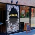 Poke, udtales poké, er oprindeligt en hawaiiansk ret, der serveres i en skål. Poke betyder "at skære i stykker." Foto: Ekolu Poke Bar
