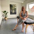 Carina Stenbakken er vendt hjem til fødebyen Grenaa, hvor hun springer ud i sit livs næste kapitel som akupunktør. I klinikken på Århusvej råder Carina Stenbakken over to lokaler til sine akupunktur-behandlinger. Foto: Simon Carlson