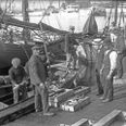 Fisk losses ved den gamle fiskerihavn på den nu forsvundne Nordre Mole. Foto: Ebbesen Foto, ca. 1915, Aarhus Stadsarkiv.