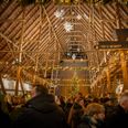 Gæsterne kan blandt andet se frem til over 70 boder ved julemarkedet på Clausholm Slot. Pressefoto