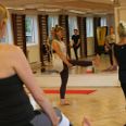 Der er udfordrende positioner hver fredag i Aarhus Syd Taekwondo-klub, når Catrin Kost underviser i jivamukti-yoga.