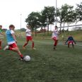I Rønde er fodboldskoleeleverne opsat på at gå landsholdet i bedene. Deltagerantallet var i år rekordstort med 218 unge fodboldspillere. Foto: Simon Carlson