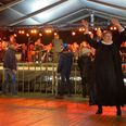 Nilles Telt var næsten fyldt til bristepunktet, da der torsdag formiddag var gudstjeneste med gospelkor. Foto: Katrine Friis