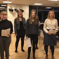 Musicalen Caroline Mathilde tæller otte skuespillere, fire musikere og tolv korpiger, alle i alderen 14-20 år. Pressefoto