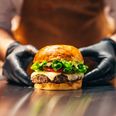 »I Vejle?! Danmarks bedste burger i Vejle?« - københavner og madinfluencer Casper Drømme var selv chokeret over, hvor han sendte burger-guldet hen sidste sommer. Nu åbner forretningen, han hyldede, snart i Aarhus. Pressefoto