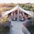 Sommerrestauranten foregår midt i vineriets idylliske rammer, hvor gæsterne kan nyde mad og vin blandt egefade, levende ild og udsigt til æbleplantagen. Pressefoto