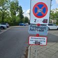 Skiltene ved parkeringspladsen er dækket af midlertidige anvisninger under Smukfest. Ifølge debatindlæggets forfatter gør reglerne det unødigt svært for beboerne i midtbyen at parkere. Privatfoto