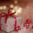 Dansk Folkehjælp har modtaget en stor donation til årets julehjælp. Modelfoto: Adobe Stock.