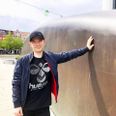 Det var nærliggende at tro, Skanderborgdrengen Jacob Koch Sørensen havde "Midgårdsormen" ved Kulturhuset (også kaldet 'Linjen') i tankerne, da han skrev sin seneste roman, men nej. I stedet skal vi til Skotland, hvor Loch Ness uhyret huserer. Foto: Grethe Bo Madsen