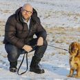 Thomas Gill og hvalpen Eddie på marken, hvor den blev overfaldet og bidt mandag i sidste uge, da sønnen på 11 år var ude at lufte den. Foto: Morten Timm
