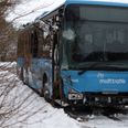 Bus fik flere skader på siden og fronten efter at være kørt i grøften. Foto: Presse-fotos.dk