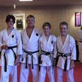 Fra v.: Kristian Pedersen, danske chefinstruktør Henrik Larsen (sensei 8. Dan sortbælte), Marius Skyum og Sander Kristensen. Foto: Syddjurs Karateskole