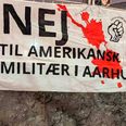 Dette banner hang onsdag aften på et gelænder ved Aarhus Rådhus. Foto: Jeppe Ulrich Lomholt